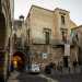 ...e dopo aver affiancato la Chiesa di San Giuseppe giriamo a destra in strada Sagges. Qui si erge ledificio che ospita la collezione, risalente al periodo tra la fine del XII e gli inizi del XIII secolo